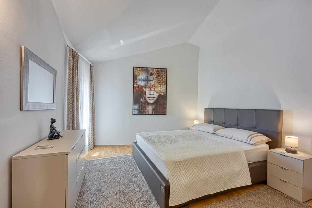 Sara Luxury In City Center Пореч Екстериор снимка